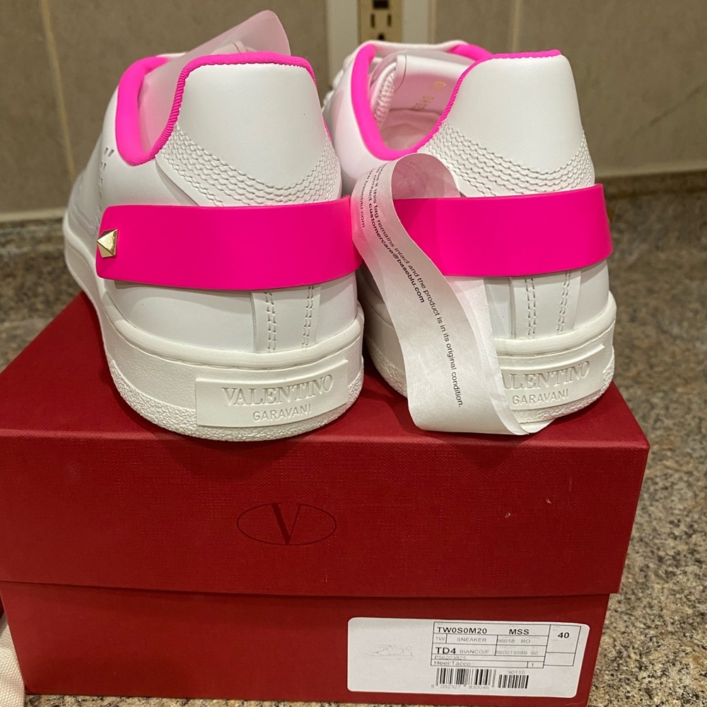 Authentic Valentino Garavani BACKNET sneakers - Picture 3 of 7
